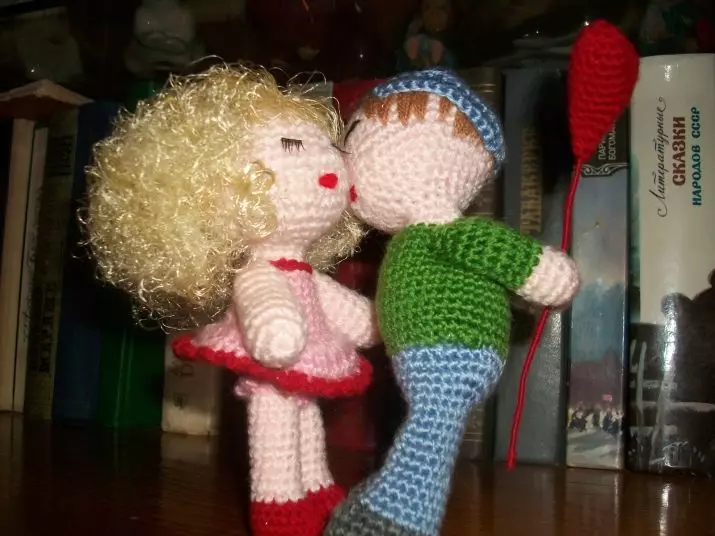 Bábóg Amigurum (49 grianghraf): Scéimeanna tuairiscithe agus cróise, gnéithe de bhréagáin chniotáilte fráma, máistir-chéimeanna céim ar chéim 19348_47