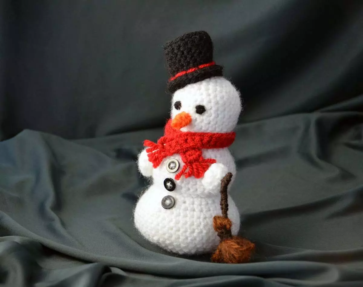 Amigurum Snowman: Şema ve Japon Tığ Oyuncaklarının Açıklaması Bir Şapka ve Diğerlerinde Olaf, Yeni Başlayanlar İçin Master Sınıfı 19356_7
