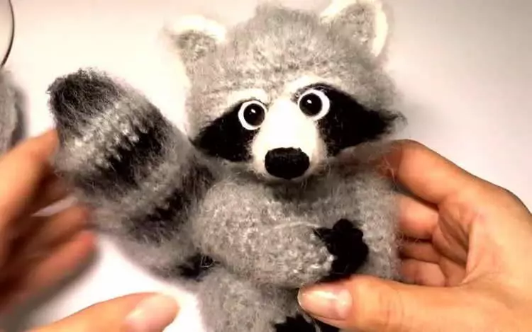 Raccoon амигурум: шеми и опис плетење играчки капчиња, господар класа 19360_22