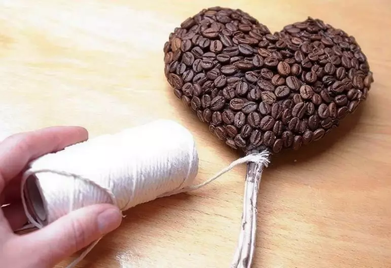 Topicia en la forma de un corazón del café: un árbol de granos de café en forma de corazón con sus propias manos, clase maestra paso a paso 19369_16