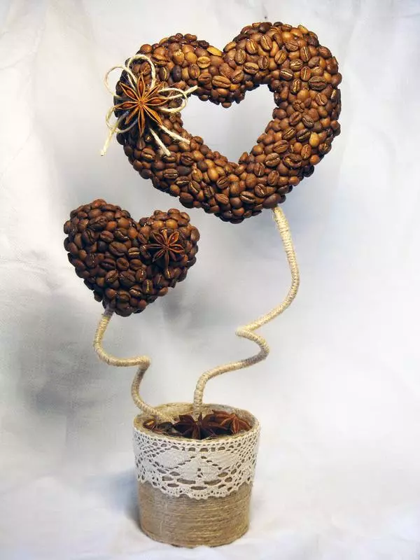 Chủ đề trong hình dạng của một trái tim từ cà phê: một cây hạt cà phê dưới dạng một trái tim với bàn tay của chính họ, lớp thạc sĩ từng bước 19369_3