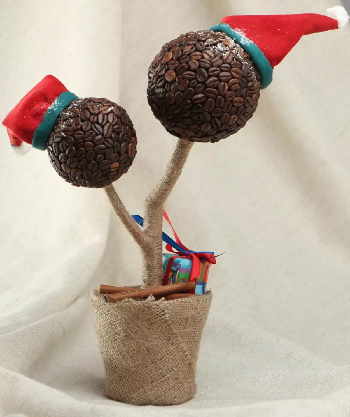 Nový rok Topiary (48 fotografií): Ako urobiť vianočný stromček, veniec a ďalšie topiaria za nový rok? Master Class pre začiatočníkov 19377_15