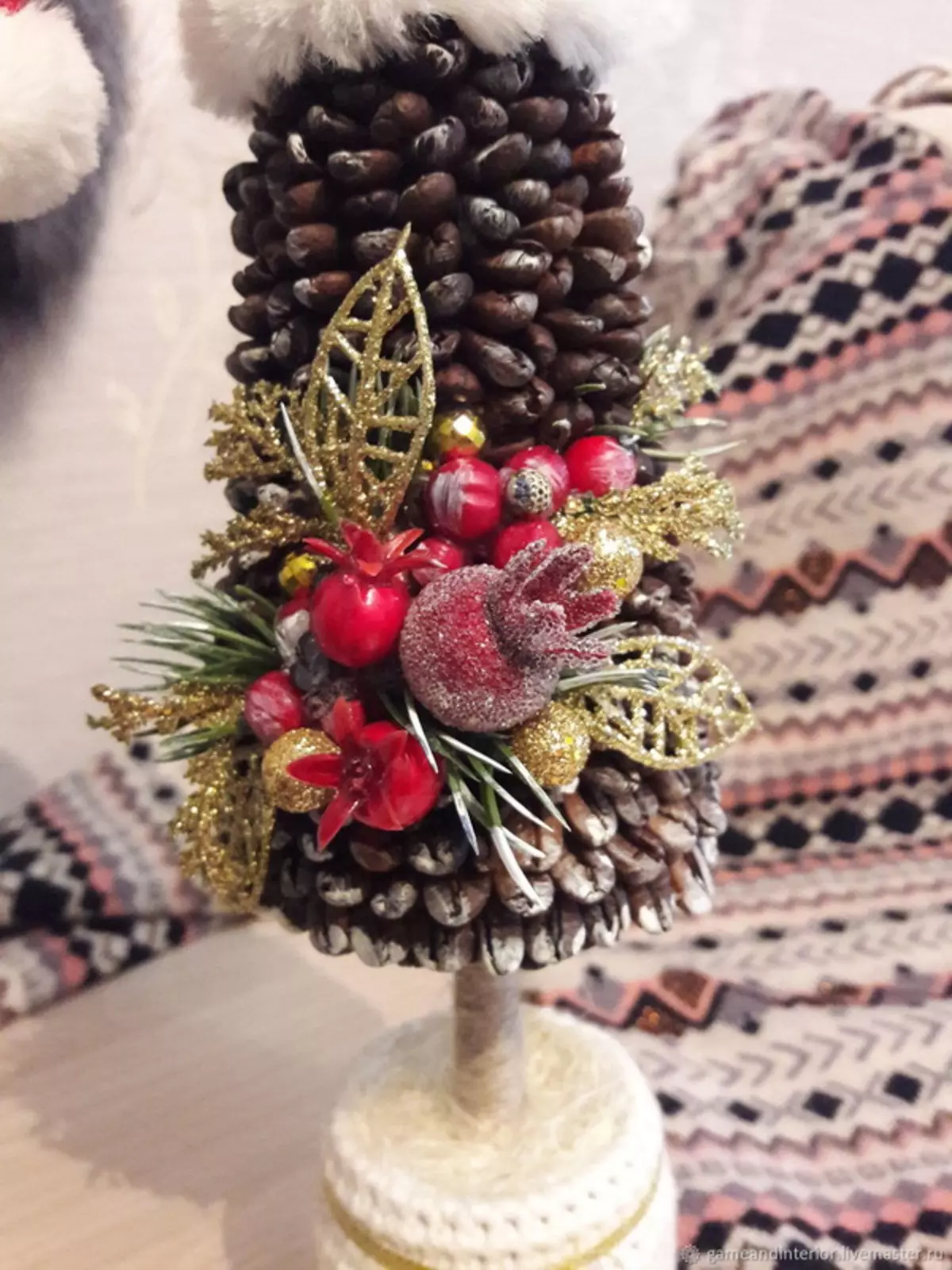 Nový rok Topiary (48 fotografií): Ako urobiť vianočný stromček, veniec a ďalšie topiaria za nový rok? Master Class pre začiatočníkov 19377_16
