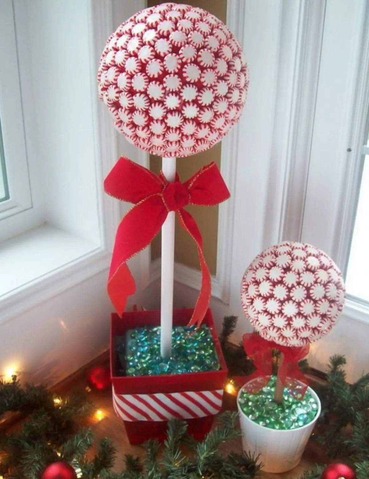Nyttår Topiary (48 bilder): Hvordan lage et juletre, krans og annet Topiaria for det nye året? Master Class for nybegynnere 19377_20