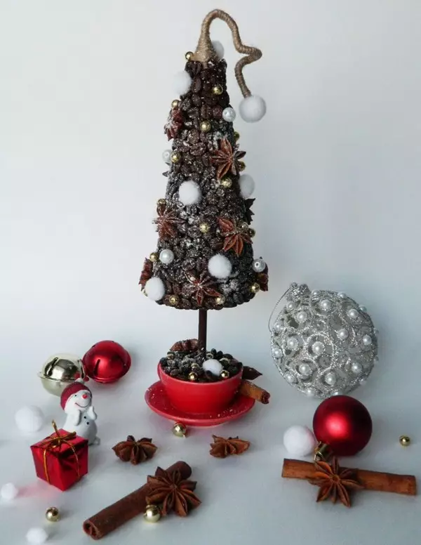 Topiaria de Ano Novo (48 fotos): Como fazer uma árvore de Natal, grinalda e outros topiaria para o ano novo? CLASSE MASTER PARA INICIENTES 19377_27