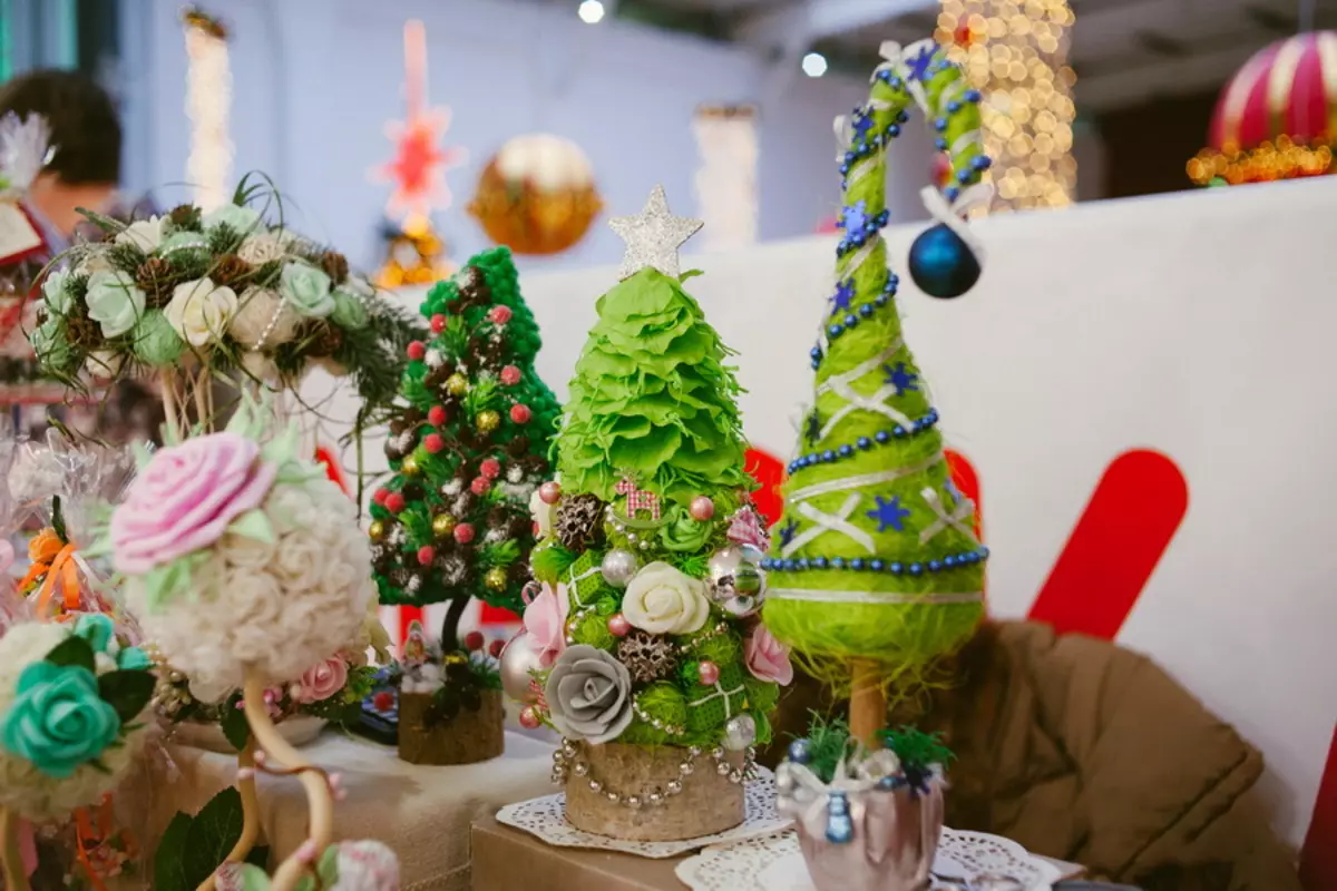 Tahun Baru Topiary (48 foto): Bagaimana untuk membuat pokok Krismas, bunga dan lain-lain topiaria untuk tahun baru? Kelas induk untuk pemula 19377_3