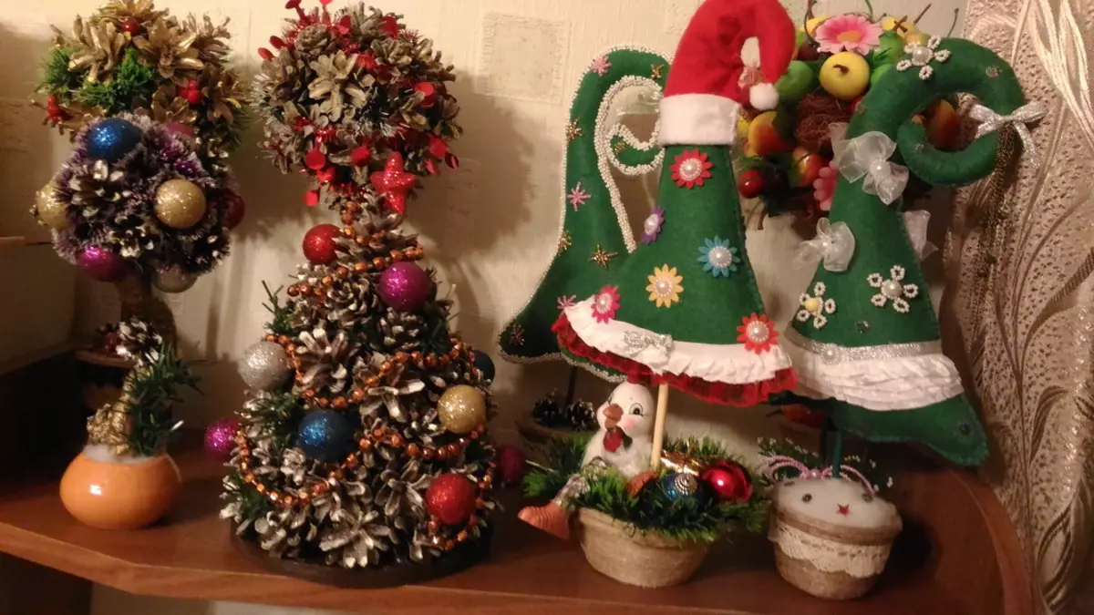 Nový rok Topiary (48 fotografií): Ako urobiť vianočný stromček, veniec a ďalšie topiaria za nový rok? Master Class pre začiatočníkov 19377_4