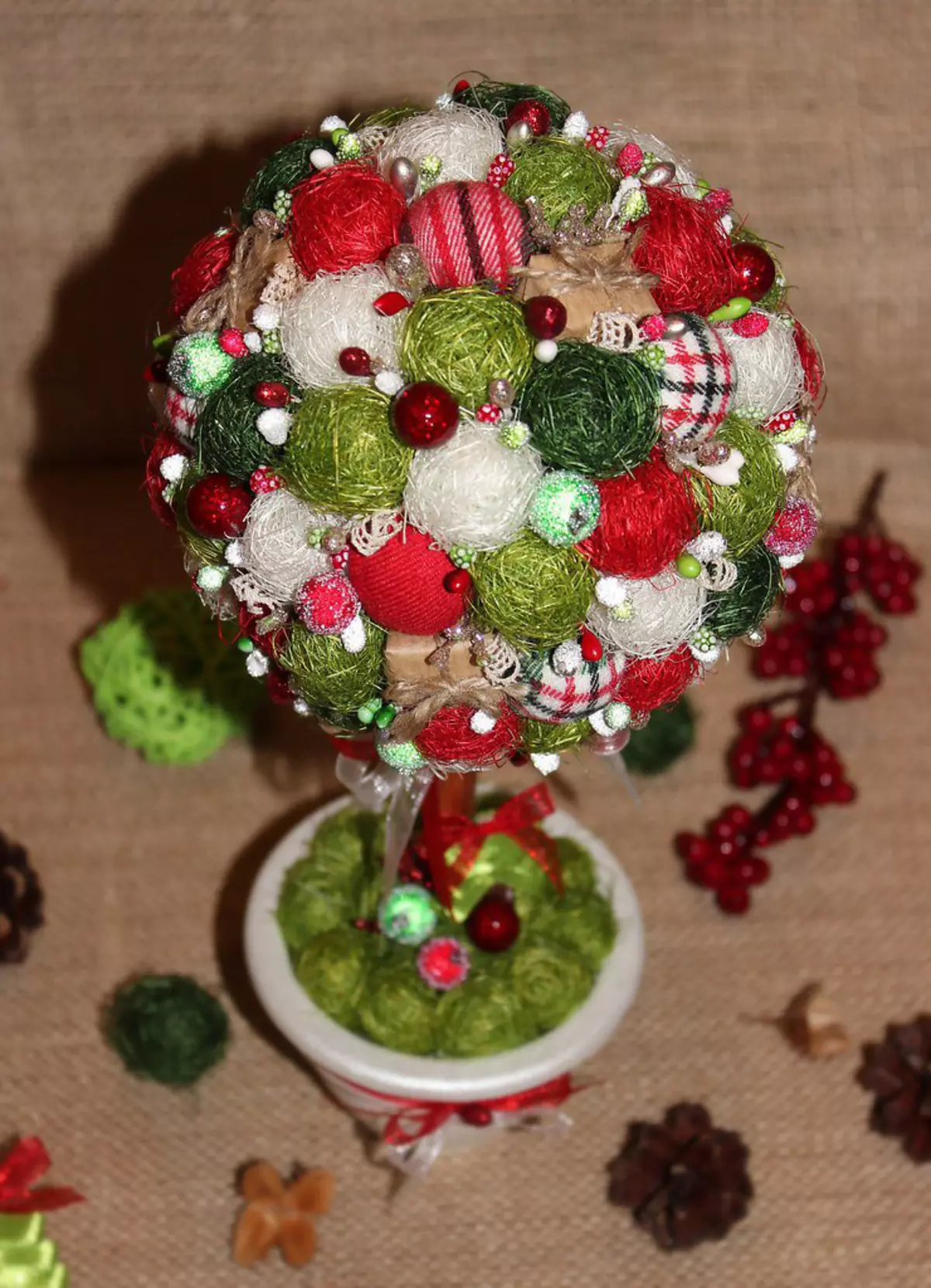 Novogodišnji topiary (48 fotografija): Kako napraviti božićno drvce, vijenac i druge Topatia za Novu godinu? Glavni razred za početnike 19377_46