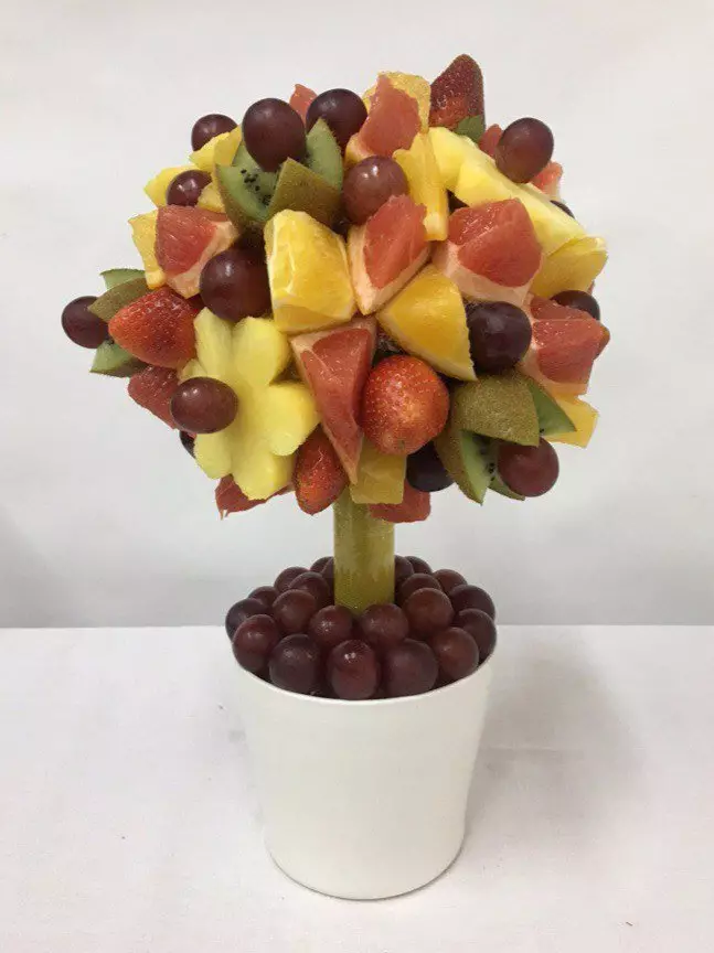 Topicia dari buah-buahan (32 foto): Topiaria dari buah-buahan dan bunga buatan, pohon dari buah-buahan dengan buah beri dan sayuran dengan tangan mereka sendiri 19381_13