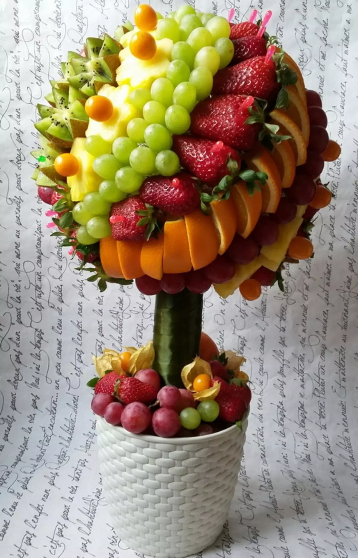 Topicia dari buah-buahan (32 foto): Topiaria dari buah-buahan dan bunga buatan, pohon dari buah-buahan dengan buah beri dan sayuran dengan tangan mereka sendiri 19381_30