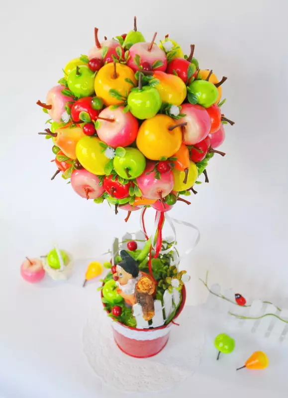 Topie iz sadja (32 fotografij): TopIaria iz umetnega sadja in cvetja, drevesa iz sadja z jagodami in zelenjavo s svojimi rokami 19381_6