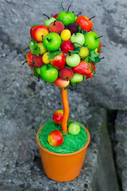 Topie iz sadja (32 fotografij): TopIaria iz umetnega sadja in cvetja, drevesa iz sadja z jagodami in zelenjavo s svojimi rokami 19381_8