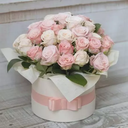 एक स्पंज के साथ एक बॉक्स में फूलों की देखभाल कैसे करें? एक टोकरी में एक पुष्प फोम में फूलों को कितनी बार पानी मिला? फूल संरचना देखभाल नियम 19406_2