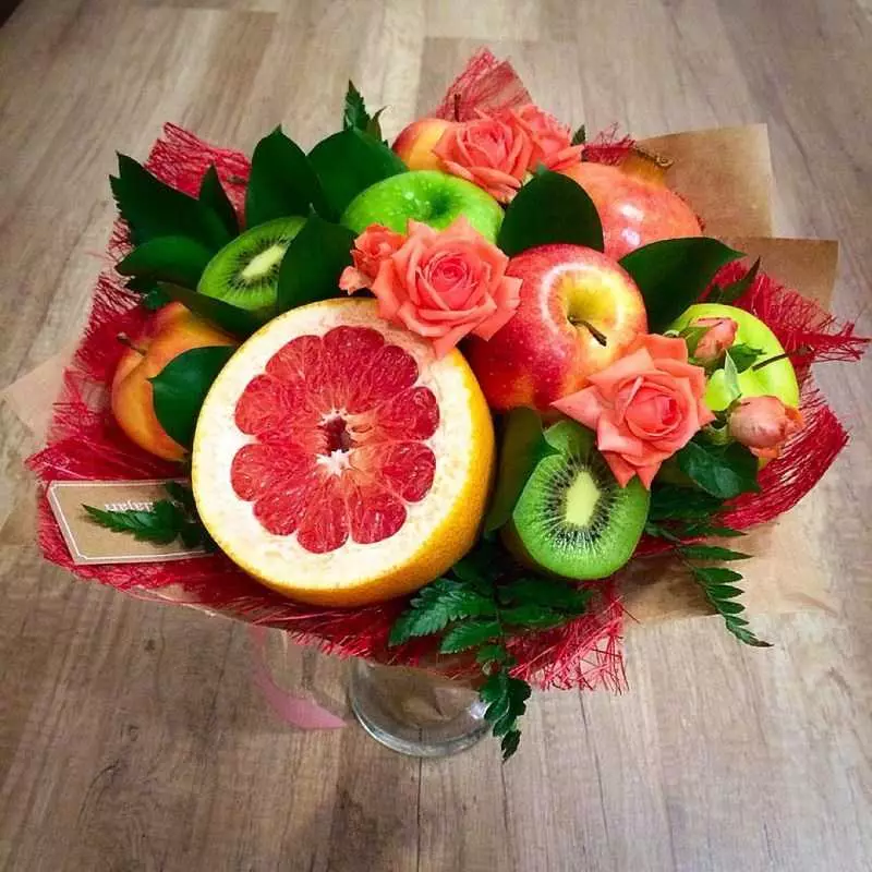 Floristik Makanan (64 Foto): Bagaimana Membuat Bouquets Delicious Edible dengan tangan mereka dari pemula kanser untuk lelaki? Bagaimana untuk membuat sejambak untuk seorang wanita dari beri? Kelas induk yang lain. 19411_11