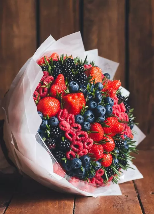 Floristics makanan (64 foto): Cara membuat karangan bunga lezat yang dapat dimakan dengan tangan dari kanker pemula untuk pria? Bagaimana cara membuat buket untuk wanita dari buah beri? Kelas utama lainnya 19411_13