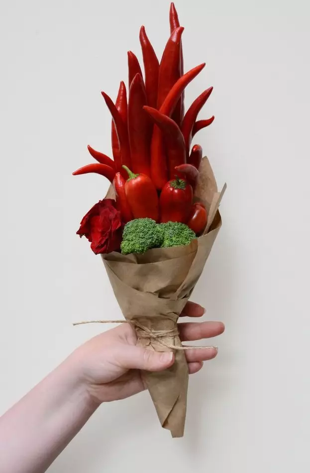 Food-Floristics (64 Fotos): So machen Sie essbare leckere Blumensträuße mit ihren Händen von Krebsanfängern für Männer? Wie kann man einen Blumenstrauß für eine Frau aus Beeren machen? Andere Meisterkurse. 19411_4