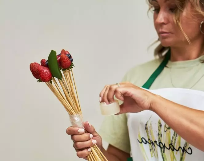 食物弗罗芬（64张）：如何用手中从癌症初学者手中制作可食用的美味花束？如何为来自浆果的女人做一束花束？其他大师课程 19411_45