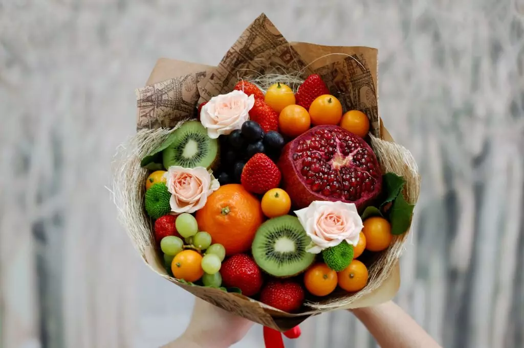 Floristik Makanan (64 Foto): Bagaimana Membuat Bouquets Delicious Edible dengan tangan mereka dari pemula kanser untuk lelaki? Bagaimana untuk membuat sejambak untuk seorang wanita dari beri? Kelas induk yang lain. 19411_62