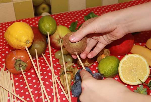 Floristica alimentară (64 fotografii): Cum să faci buchete delicioase comestibile cu mâinile de la începătorii de cancer pentru bărbați? Cum sa faci un buchet pentru o femeie din fructe de padure? Alte clase de masterat 19411_7
