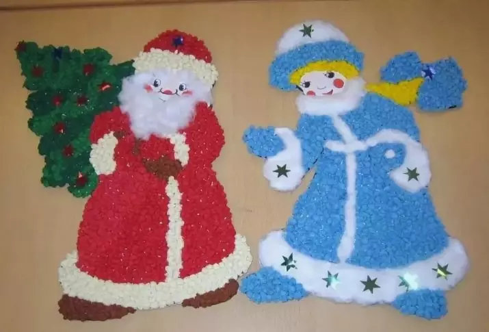 Santa Claus un sniega meitene no salvetes: tilpuma amatniecība ar savām rokām soli pa papīra salvetēm un kartona. Kā padarīt aplikāciju uz maģistra klasi? 19412_20