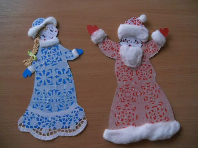 Santa Claus un sniega meitene no salvetes: tilpuma amatniecība ar savām rokām soli pa papīra salvetēm un kartona. Kā padarīt aplikāciju uz maģistra klasi? 19412_23