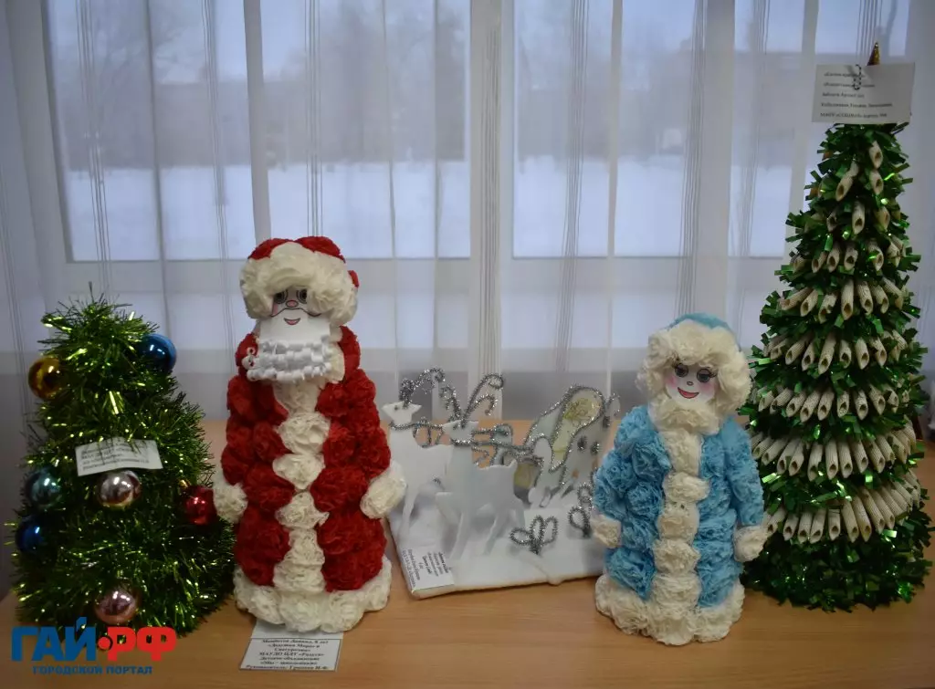 Santa Claus un sniega meitene no salvetes: tilpuma amatniecība ar savām rokām soli pa papīra salvetēm un kartona. Kā padarīt aplikāciju uz maģistra klasi? 19412_3