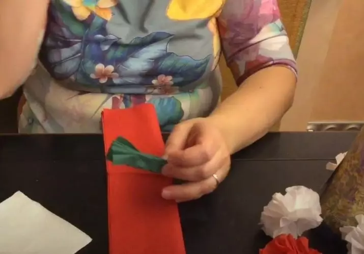 Santa Claus un sniega meitene no salvetes: tilpuma amatniecība ar savām rokām soli pa papīra salvetēm un kartona. Kā padarīt aplikāciju uz maģistra klasi? 19412_7