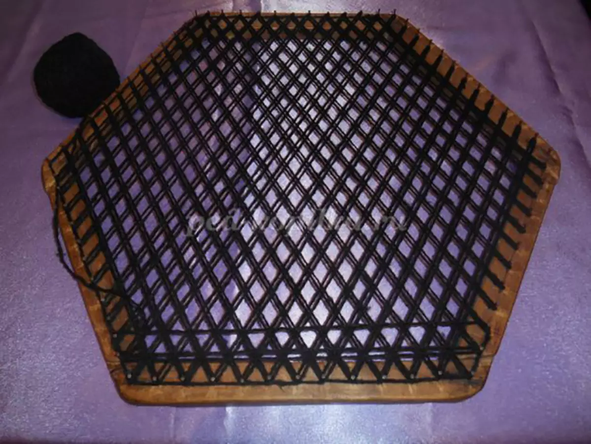 Napkins küünedel: salvrätiku kirjeldus ilma nelkide kudumiseta, nende kudumine raamil lõngast pealklassi keeramisel keerates oma käed 19414_30