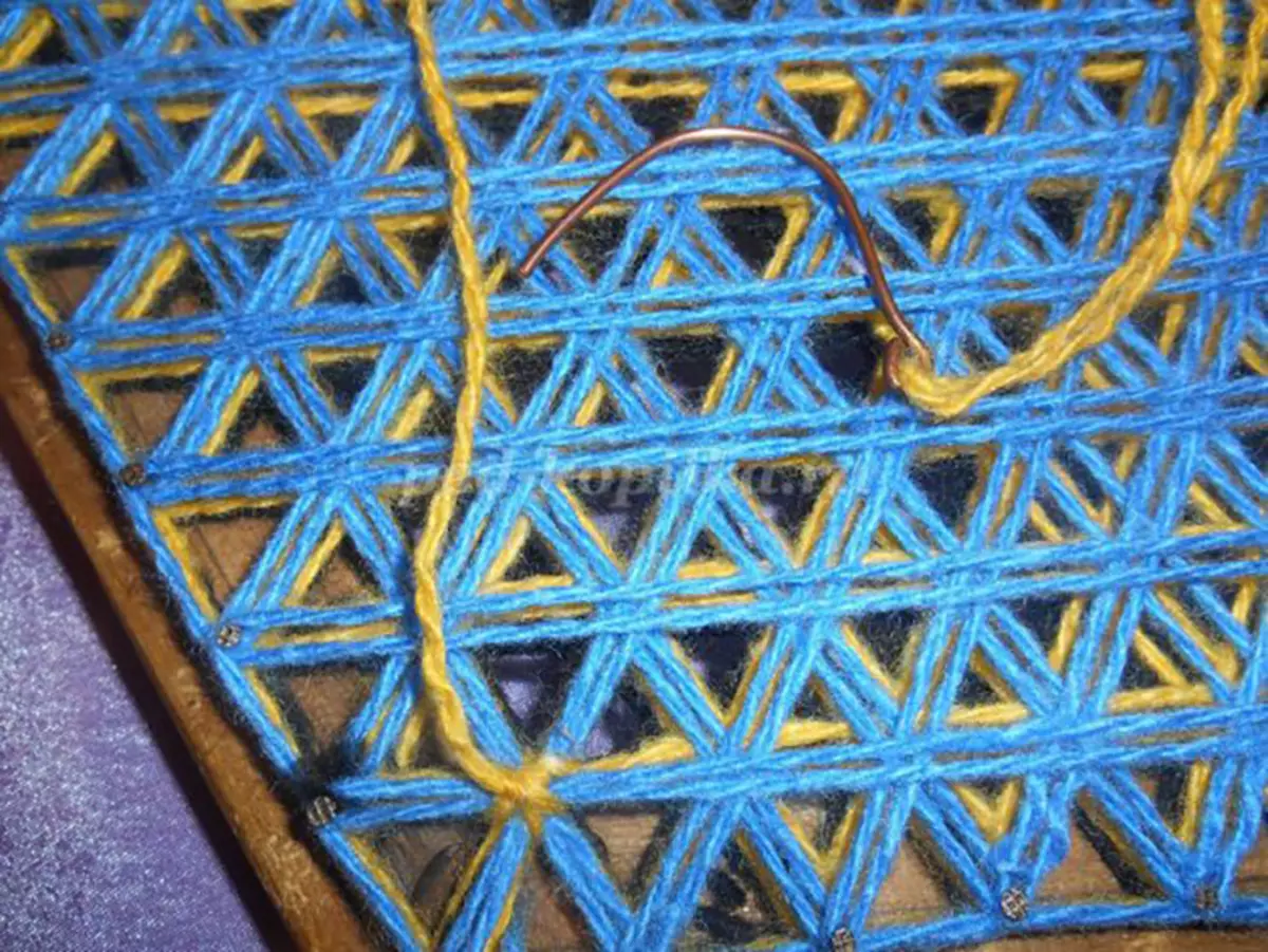 Napkins küünedel: salvrätiku kirjeldus ilma nelkide kudumiseta, nende kudumine raamil lõngast pealklassi keeramisel keerates oma käed 19414_32