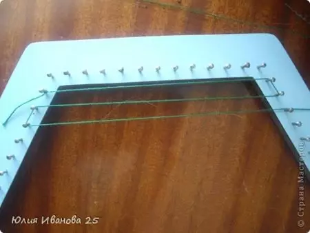 Napkins küünedel: salvrätiku kirjeldus ilma nelkide kudumiseta, nende kudumine raamil lõngast pealklassi keeramisel keerates oma käed 19414_7