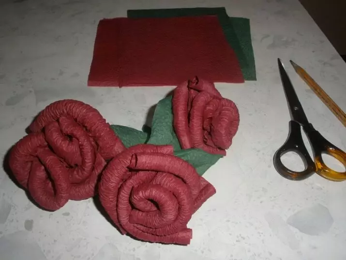 Hvordan man laver en rose fra en serviet? 57 Foto af rosets fra papirservietter med egne hænder trin for trin. Hvordan man nemt foldes i et glas stofservietter? 19415_16