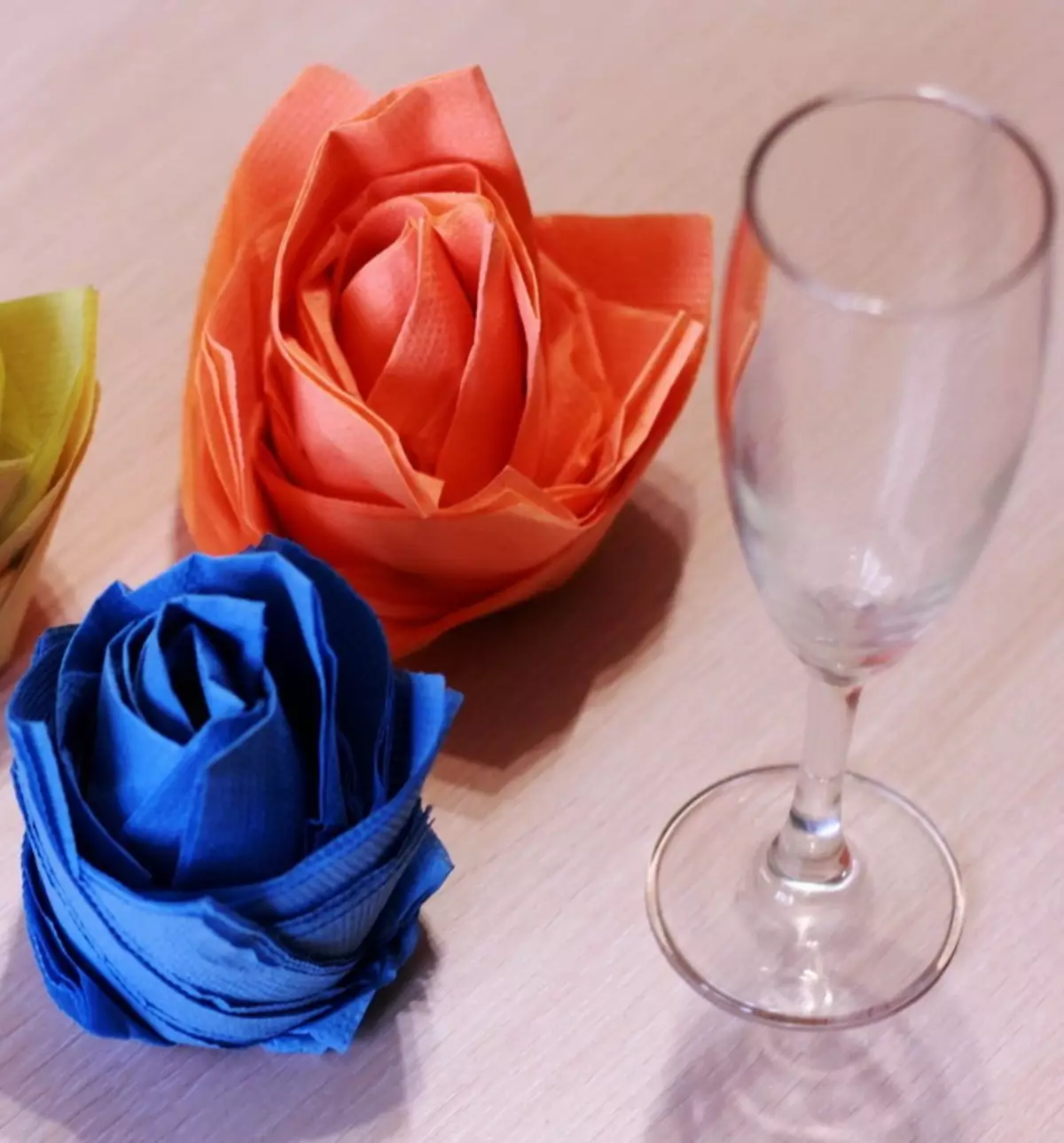 Hvordan man laver en rose fra en serviet? 57 Foto af rosets fra papirservietter med egne hænder trin for trin. Hvordan man nemt foldes i et glas stofservietter? 19415_25