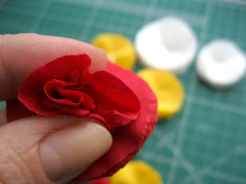 Hoe maak je een roos van een servet? 57 Foto van Rosets van papieren servetten met hun eigen handen stap voor stap. Hoe het gemakkelijk te vouwen in een glas stoffen servetten? 19415_33