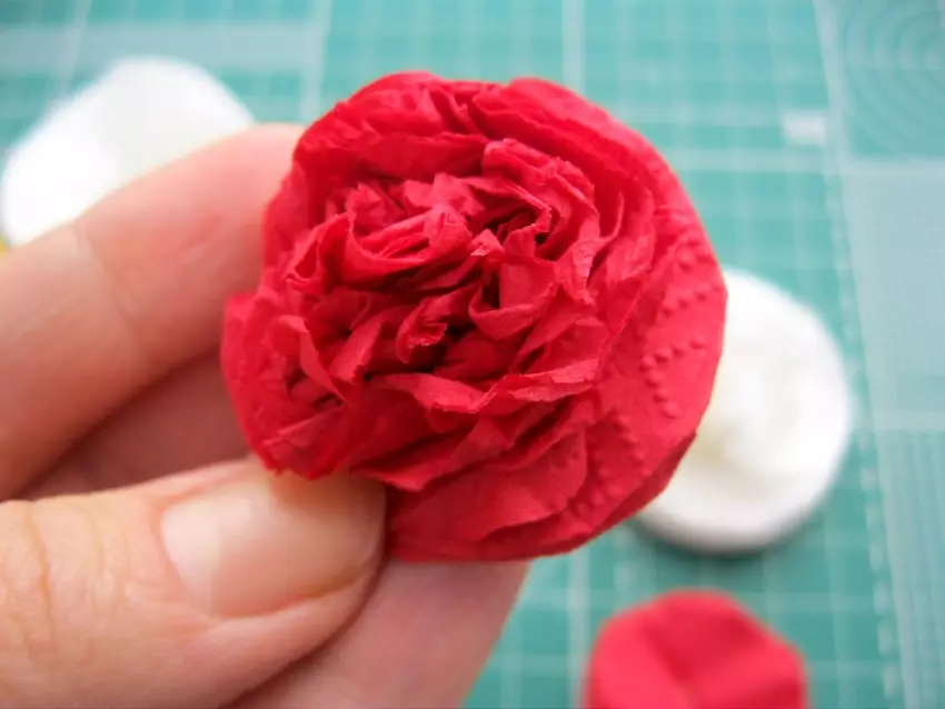 Kako narediti Rose iz prtica? 57 Fotografija rožerjev iz papirnatih prtičkov s svojimi rokami korak za korakom. Kako enostavno ga zložiti v kozarec tkanine prtičkov? 19415_34