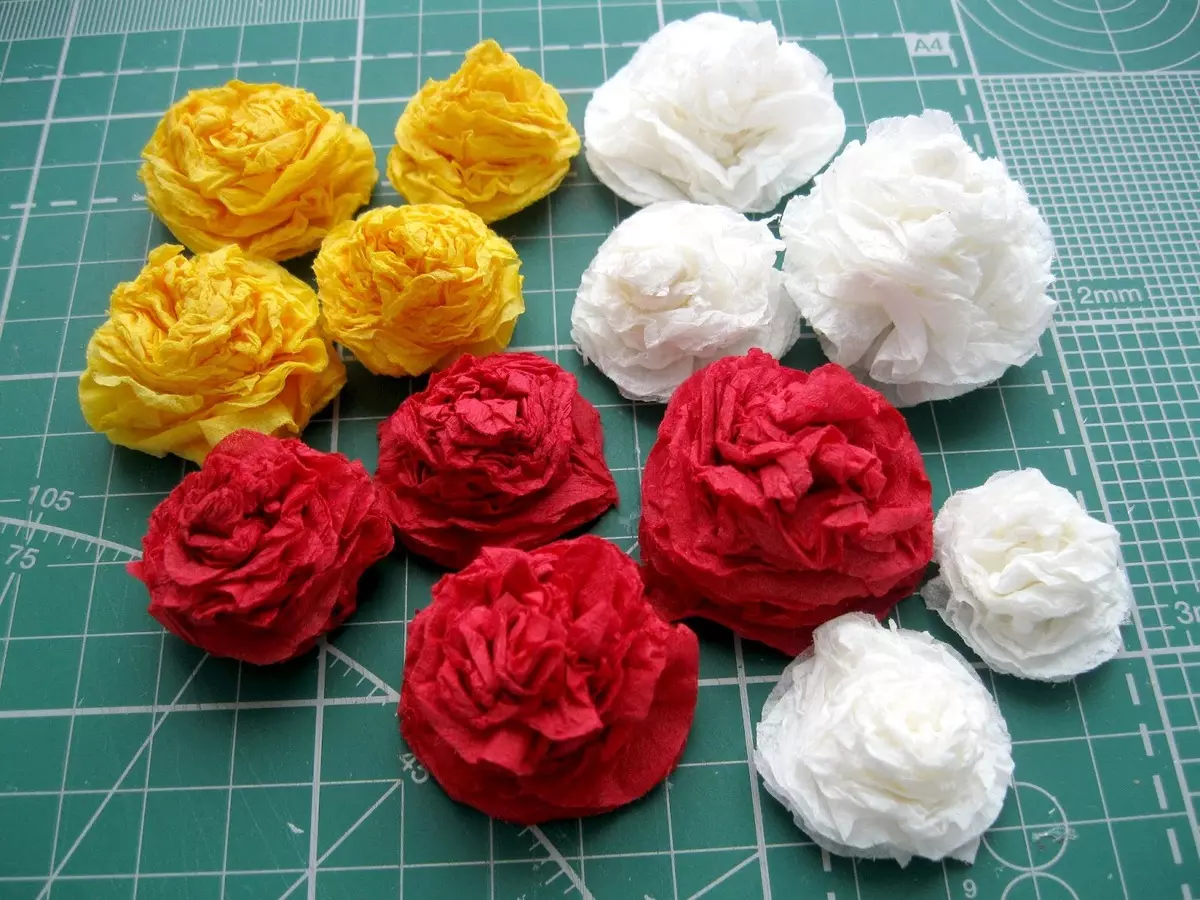 Hoe maak je een roos van een servet? 57 Foto van Rosets van papieren servetten met hun eigen handen stap voor stap. Hoe het gemakkelijk te vouwen in een glas stoffen servetten? 19415_35