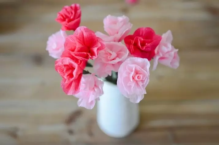 Hoe maak je een roos van een servet? 57 Foto van Rosets van papieren servetten met hun eigen handen stap voor stap. Hoe het gemakkelijk te vouwen in een glas stoffen servetten? 19415_42