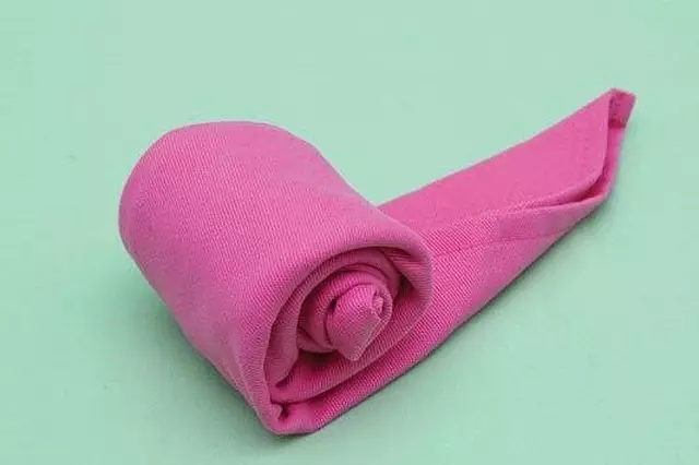 Kako narediti Rose iz prtica? 57 Fotografija rožerjev iz papirnatih prtičkov s svojimi rokami korak za korakom. Kako enostavno ga zložiti v kozarec tkanine prtičkov? 19415_50