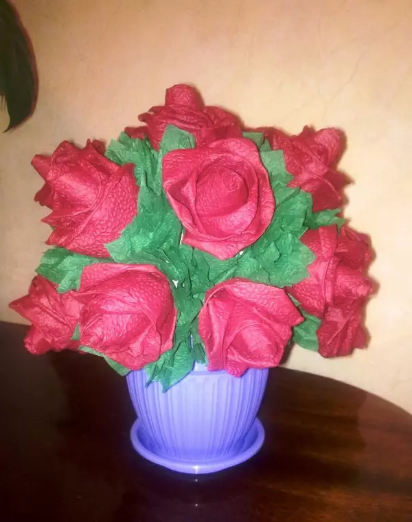 Kako narediti Rose iz prtica? 57 Fotografija rožerjev iz papirnatih prtičkov s svojimi rokami korak za korakom. Kako enostavno ga zložiti v kozarec tkanine prtičkov? 19415_6