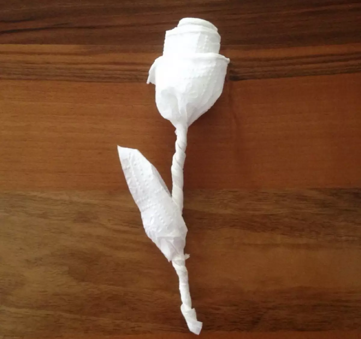 Hvordan man laver en rose fra en serviet? 57 Foto af rosets fra papirservietter med egne hænder trin for trin. Hvordan man nemt foldes i et glas stofservietter? 19415_9