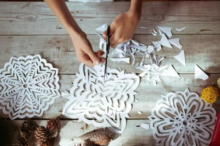 Як зробити сніжинки з серветки? Як вирізати їх покроково своїми руками за схемами і шаблонами? Об'ємні красиві сніжинки з паперових серветок і інші варіанти 19416_11