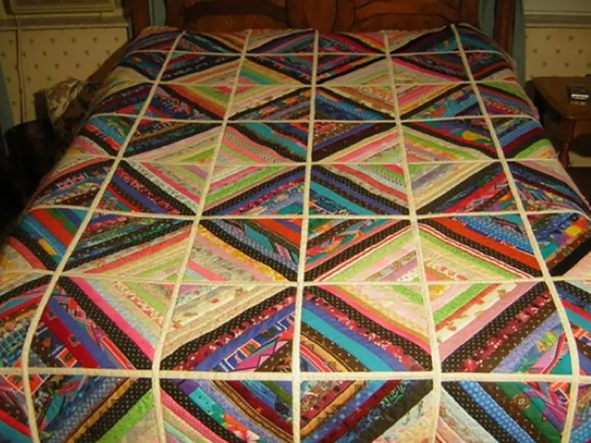 needlework utilitarian: ຮຽນຫັດຖະກໍາສໍາລັບເຮືອນ. ຜະລິດຕະພັນທີ່ຫນ້າສົນໃຈຫຼາຍທີ່ສຸດເຮັດແນວໃດມັນຕົວທ່ານເອງຈາກ fabric ໄດ້. ຫຍິບ Patchwork, carpets ຈາກສາຍແຮ່ແລະອື່ນໆ 19455_30