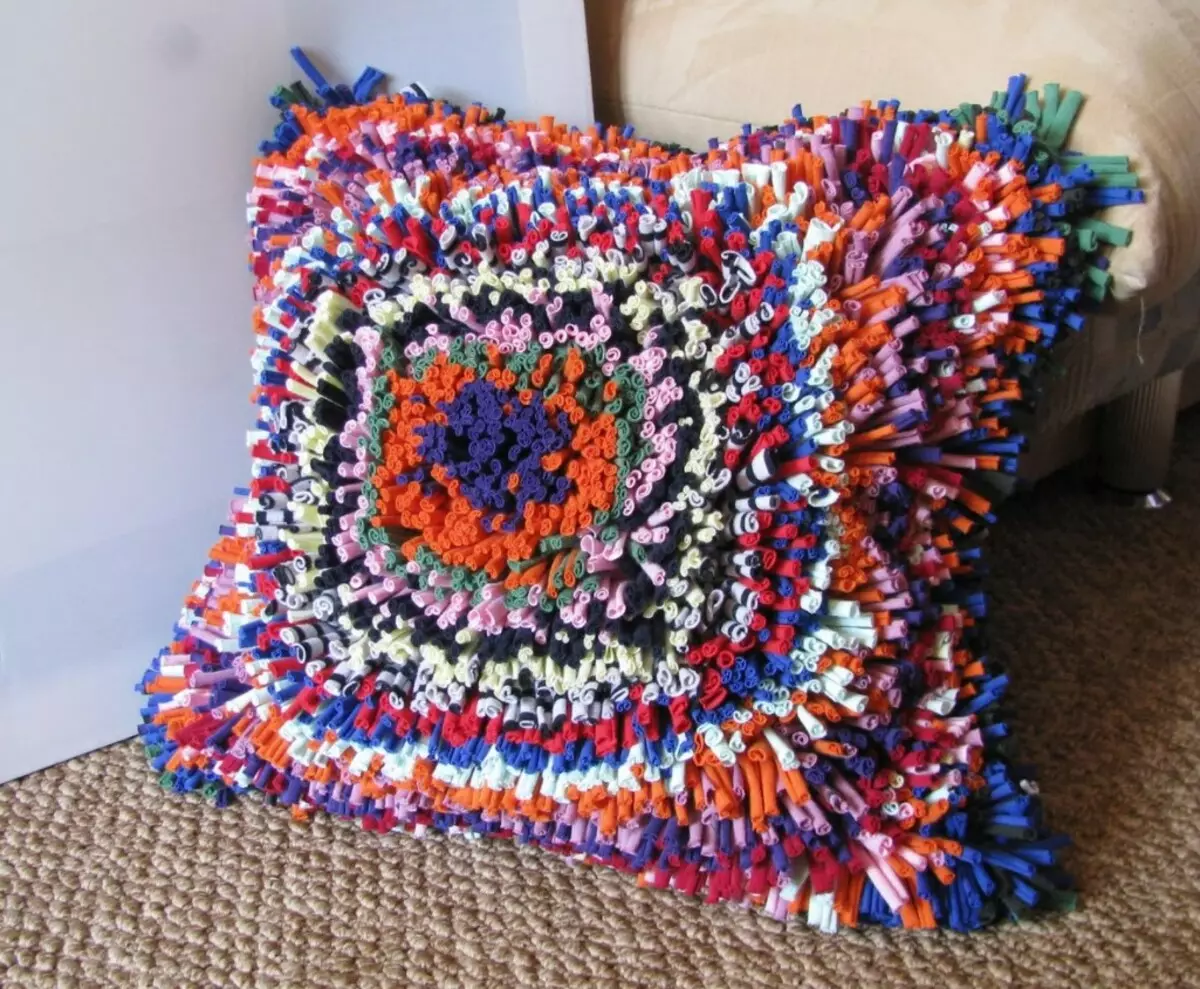 needlework utilitarian: ຮຽນຫັດຖະກໍາສໍາລັບເຮືອນ. ຜະລິດຕະພັນທີ່ຫນ້າສົນໃຈຫຼາຍທີ່ສຸດເຮັດແນວໃດມັນຕົວທ່ານເອງຈາກ fabric ໄດ້. ຫຍິບ Patchwork, carpets ຈາກສາຍແຮ່ແລະອື່ນໆ 19455_33