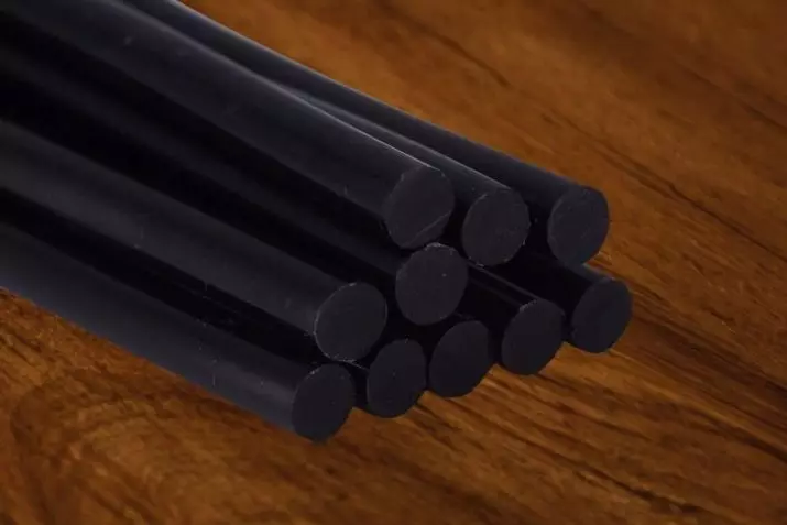 Βέργες για κόλλα πιστόλι: κόλλα 7-11 mm και άλλα μεγέθη, μαύρου χρώματος ράβδοι για ζεστό πιστόλια και διαφανή. Πώς να τα τοποθετήσετε και ποια είναι αυτά; 19462_19