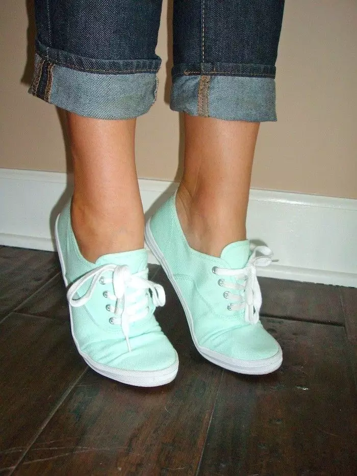 Mint Sneakers (25 poto): Kumaha milih sareng nganggo naon anu ngagem sapatu olahraga mint 1946_12