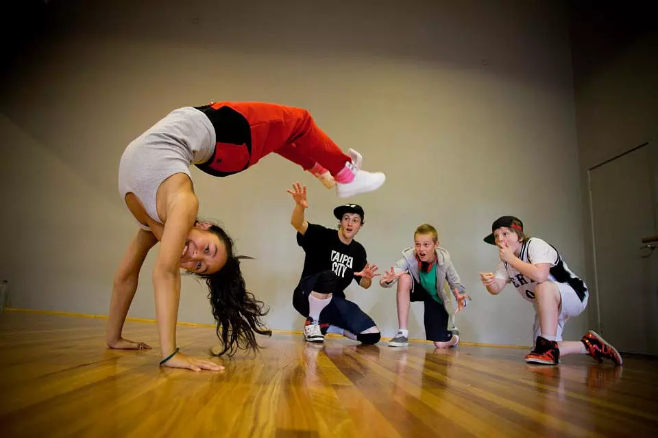 子供のためのヒップホップ：女の子と5-7、8-10と12歳の男の子のための子供のダンスの動きは、初心者のための専門的な研究の特徴 19480_7