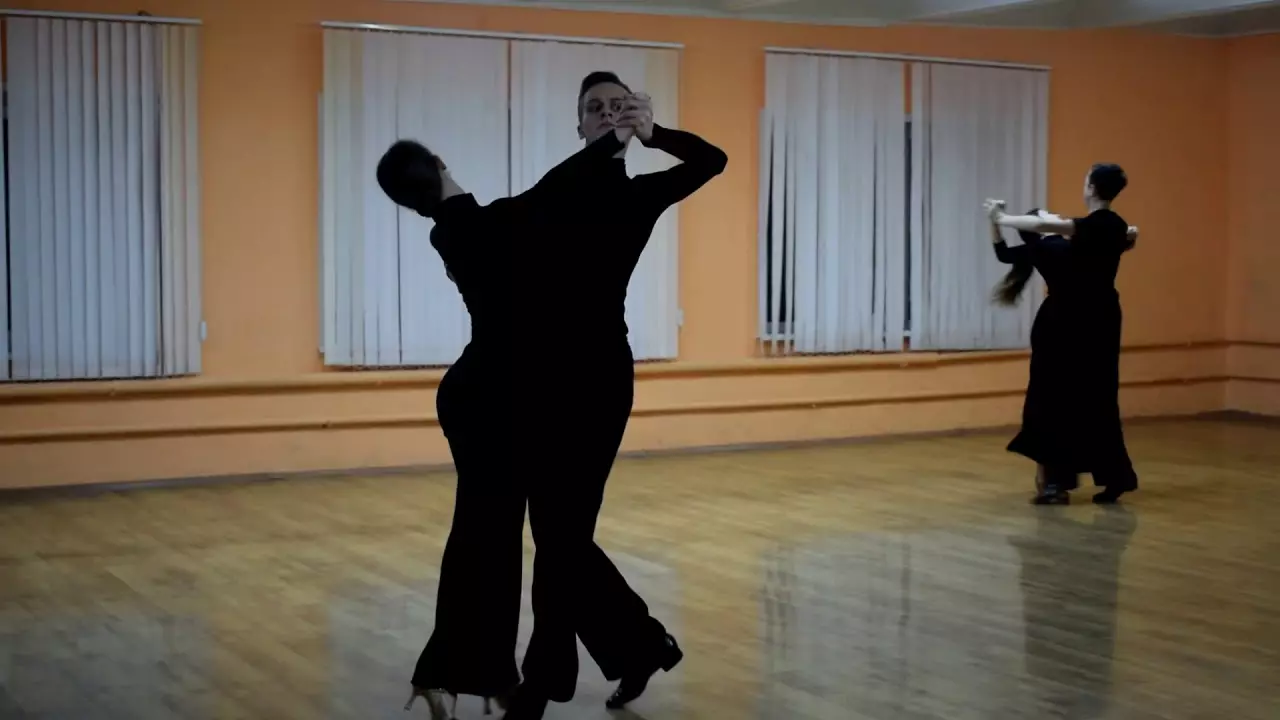 Вальс (39 фото): як танцювати танець по колу? Схема кроків. Як правильно навчитися вальсу будинку самостійно початківцям покроково? Віденський вальс та інші види 19488_21