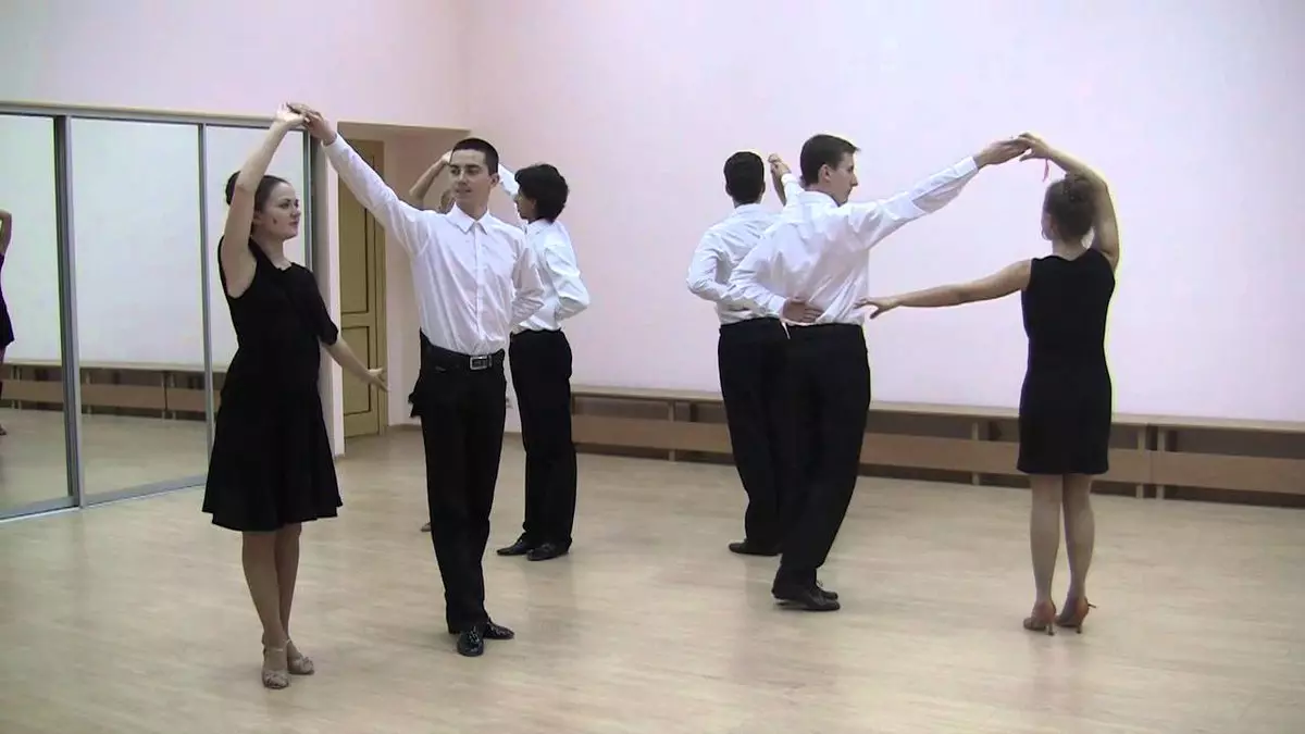Waltz (39 foto): Cara menari dansa dalam lingkaran? Langkah-langkah skema. Bagaimana cara belajar Walsa di rumah pada langkah demi langkah pemula Anda sendiri? Wina Waltz dan jenis lainnya 19488_30