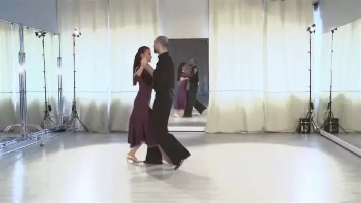 والٹز (39 فوٹو): ایک حلقے میں رقص کیسے کریں؟ اسکیم اقدامات مرحلہ کی طرف سے آپ کے اپنے ابتدائی مرحلے پر گھر میں وولس کیسے سیکھیں؟ ویانا والٹز اور دیگر اقسام 19488_34
