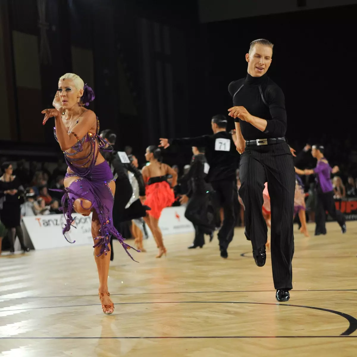 Латински танци: Латина за почетните возрасни лица. Минуси за латиноамерикански танци и добрите. Како да научат да танцуваат? 19493_11