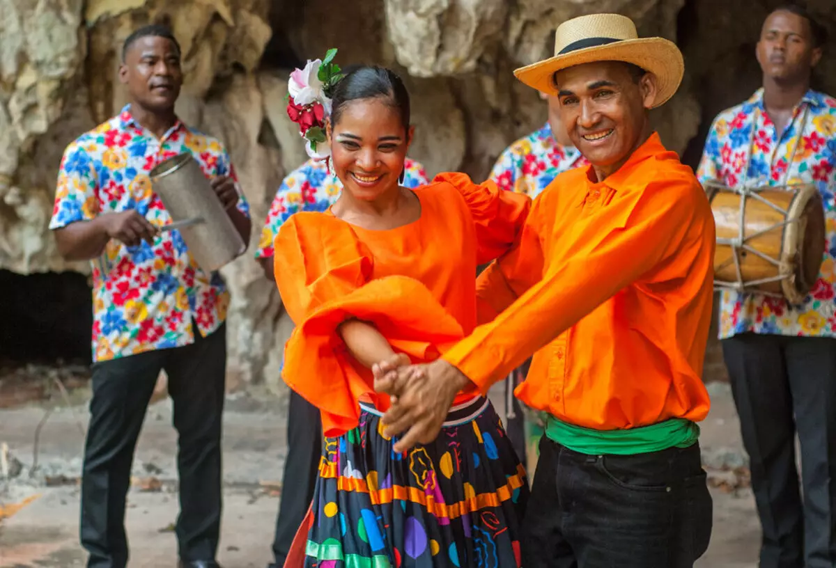 Latin táncok: Latina a kezdő felnőtteknek. A latin-amerikai táncok és profik mínuszjai. Hogyan tanulhatsz táncolni? 19493_15